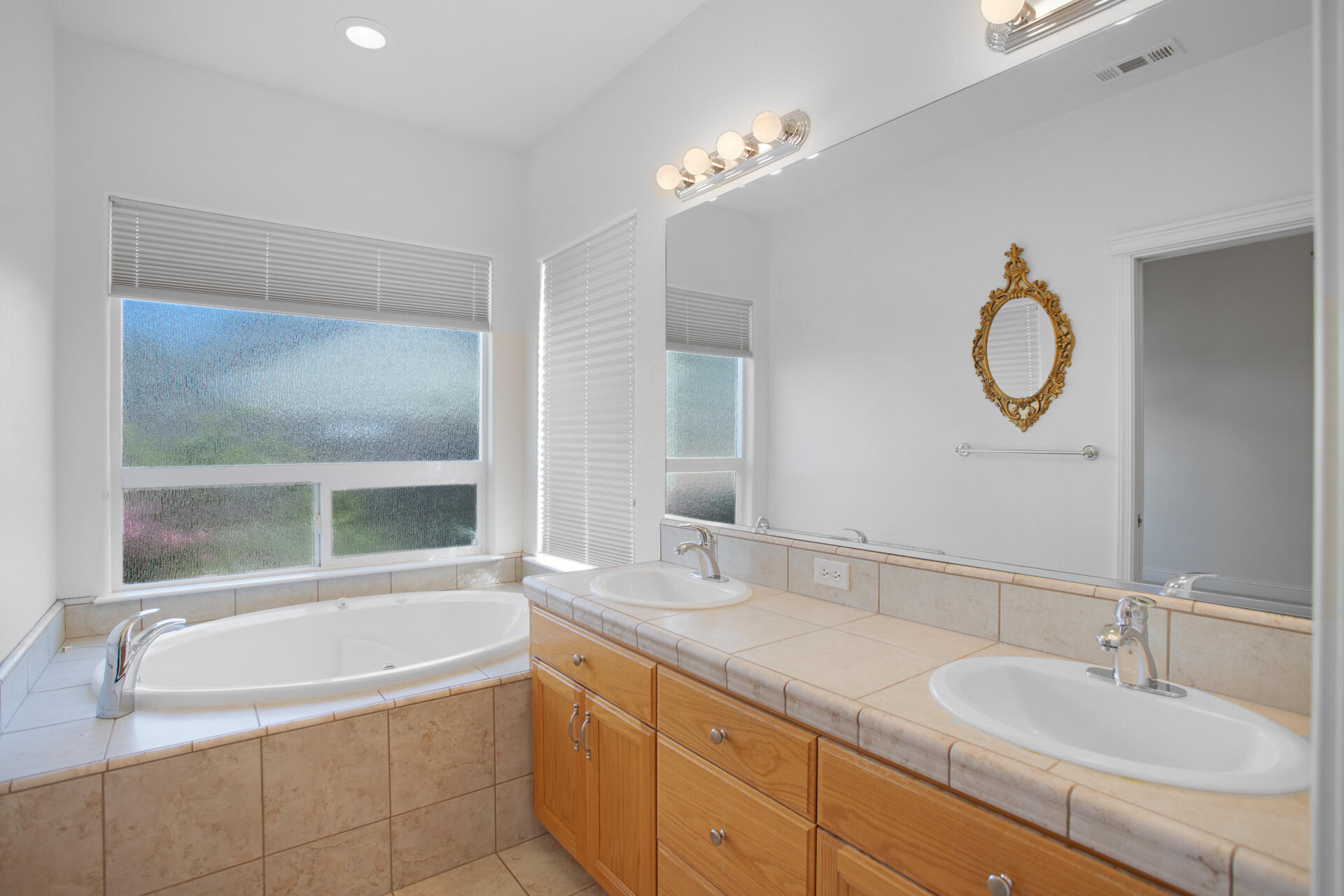 655 Mammoth Path Redding, CA 96003 - Photo 21 of 38 Bathroom