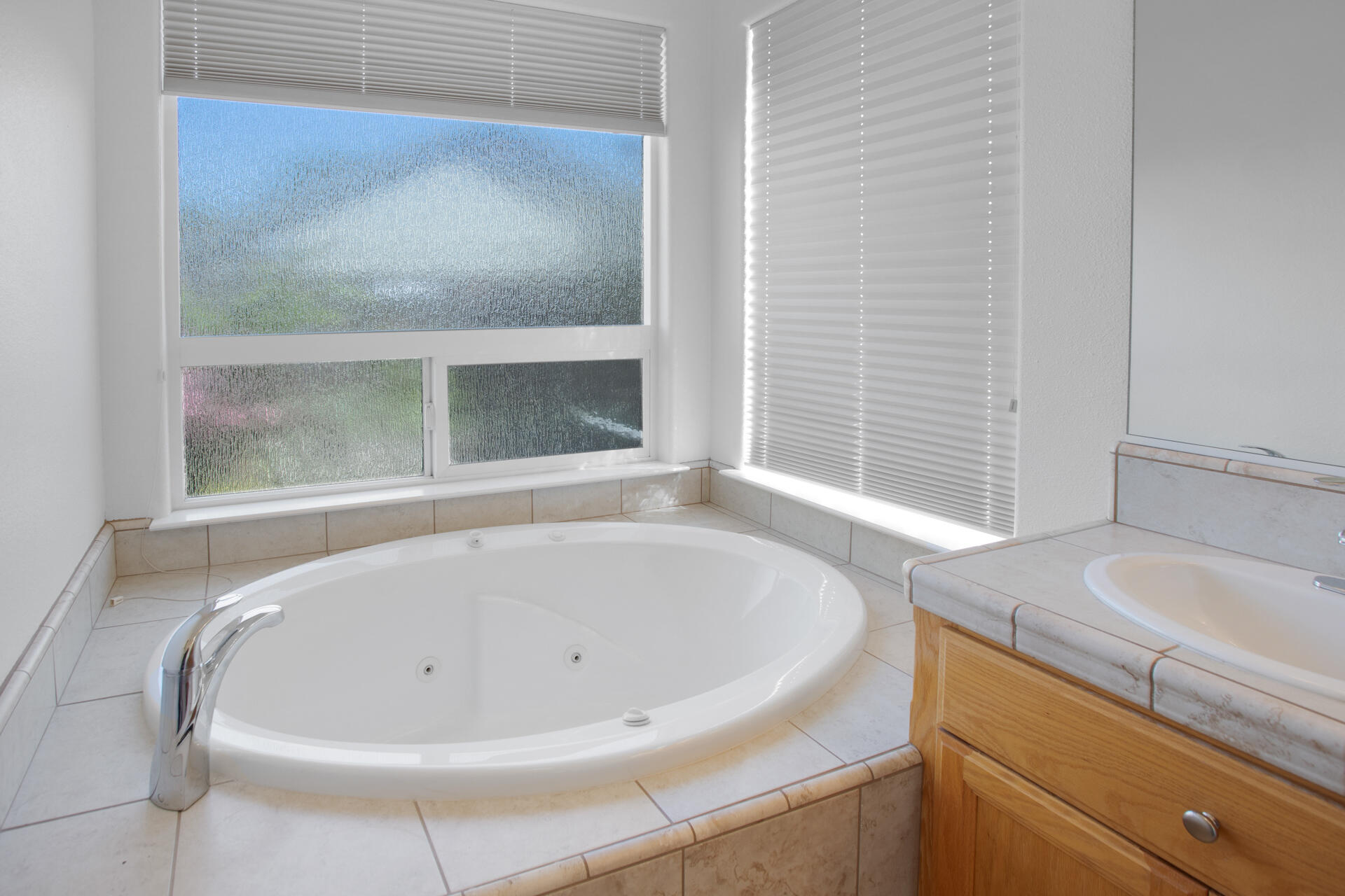 655 Mammoth Path Redding, CA 96003 - Photo 22 of 38 Bathroom