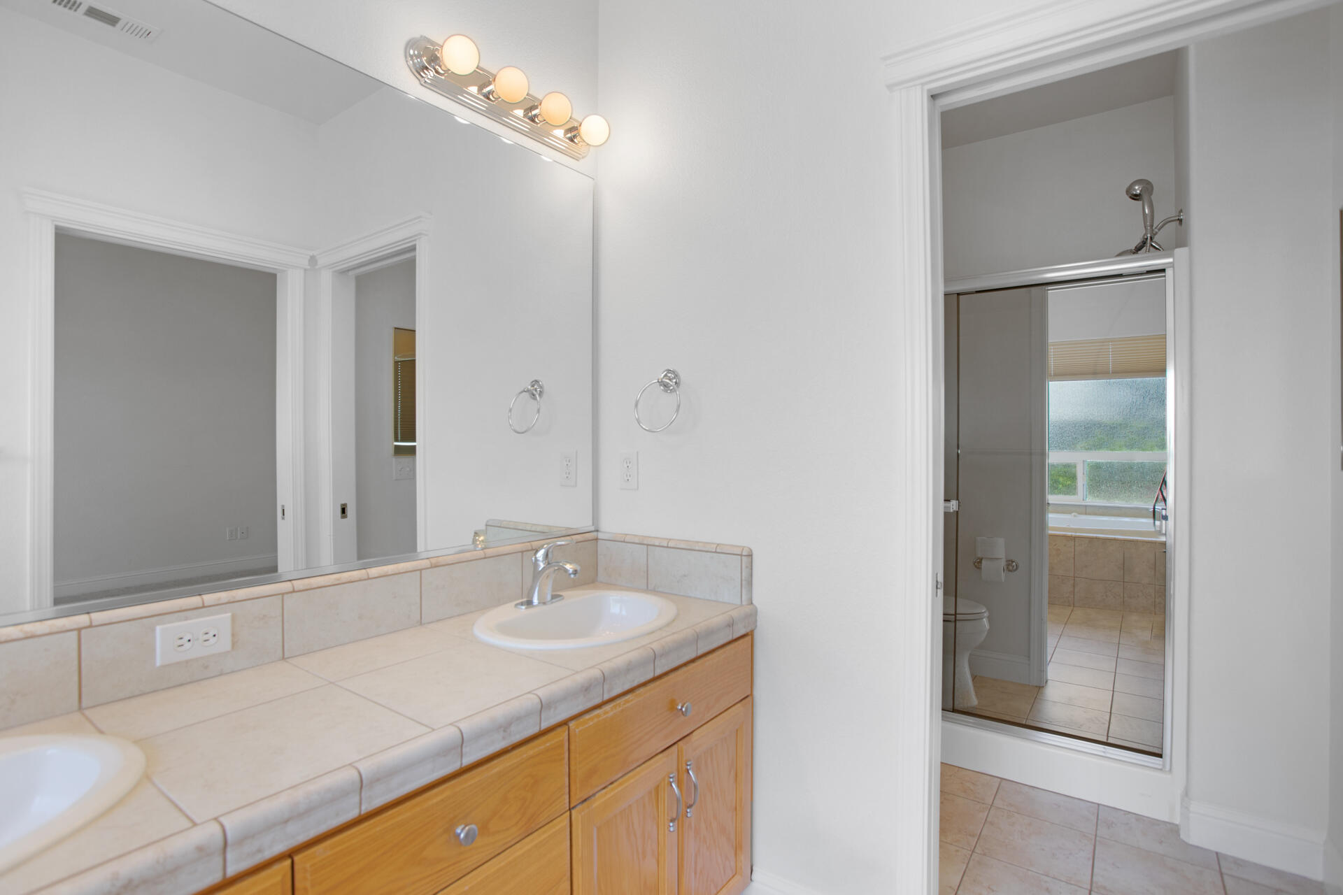 655 Mammoth Path Redding, CA 96003 - Photo 23 of 38 Bathroom