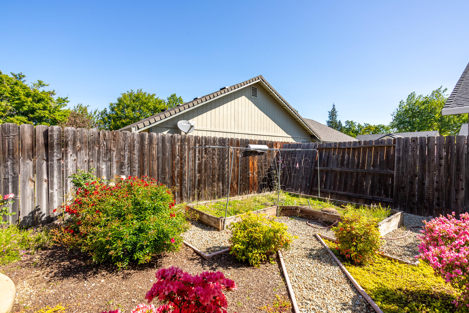 655 Mammoth Path Redding, CA 96003 - Photo 33 of 38 Yard