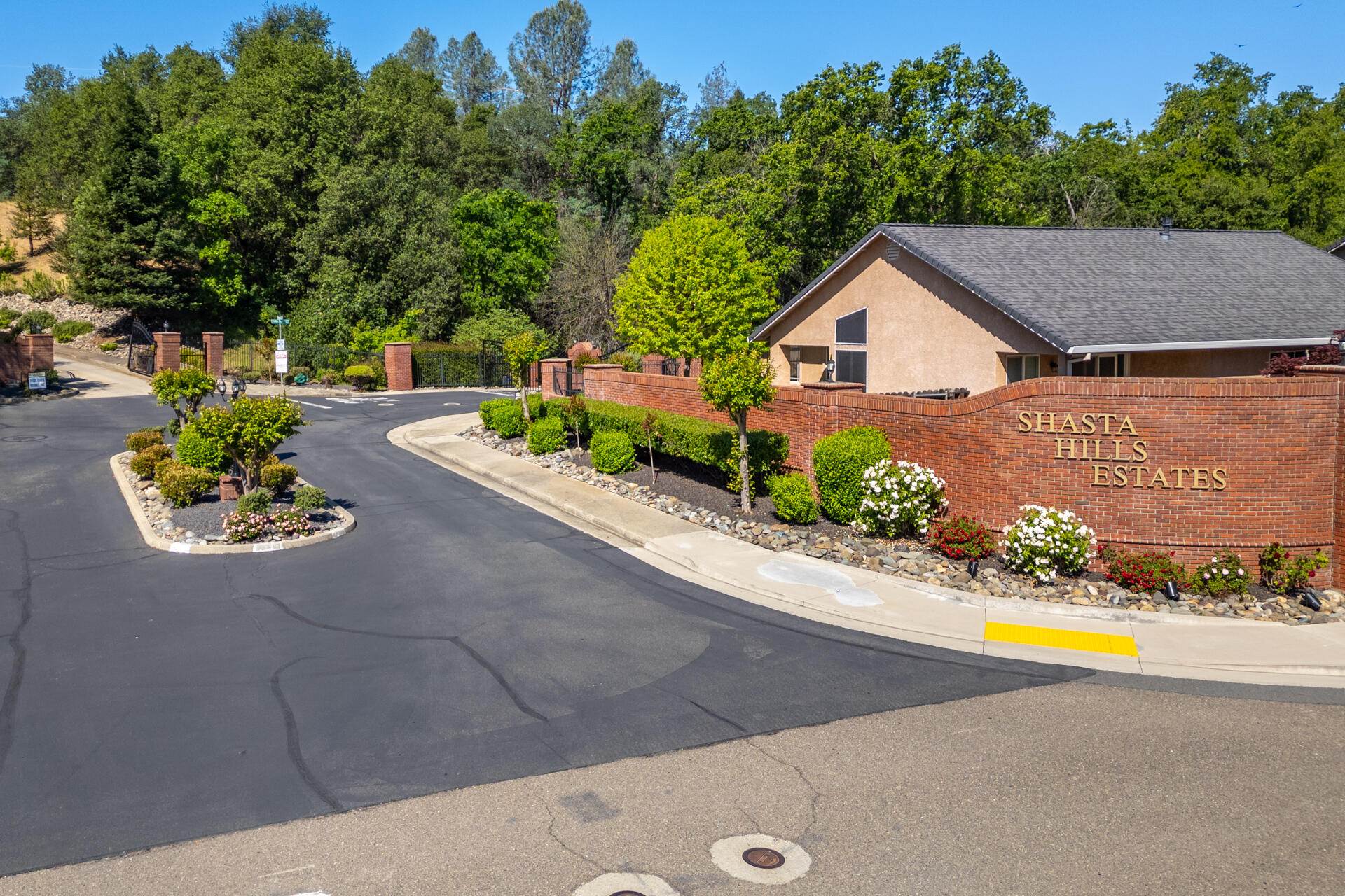 655 Mammoth Path Redding, CA 96003 - Photo 35 of 38 Driveway