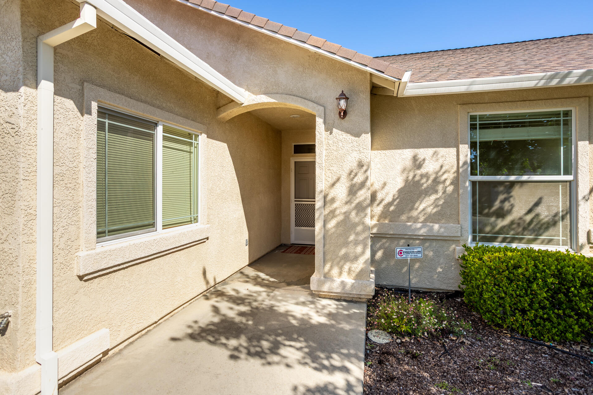 655 Mammoth Path Redding, CA 96003 - Photo 4 of 38 Entrance