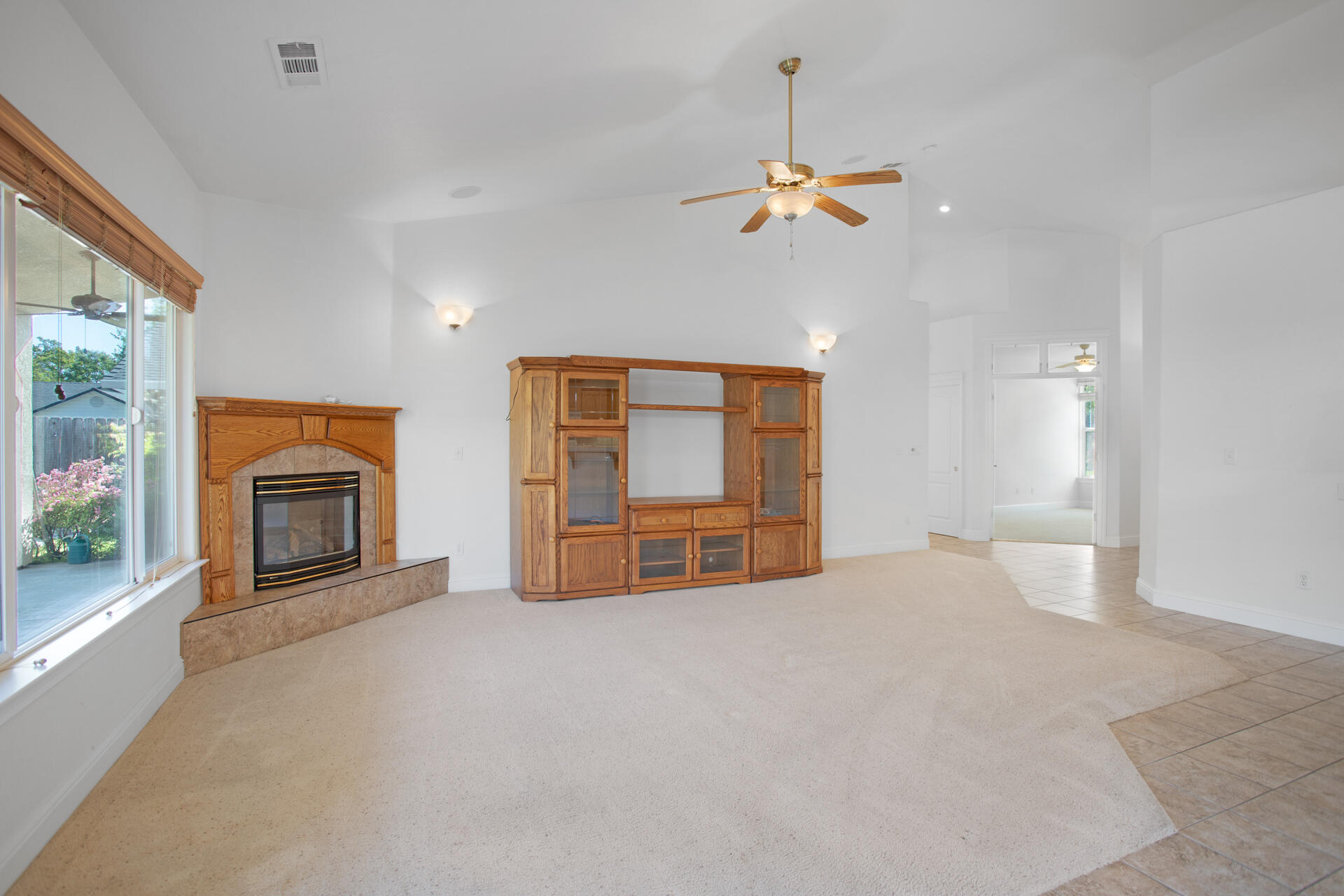655 Mammoth Path Redding, CA 96003 - Photo 6 of 38 Living Room