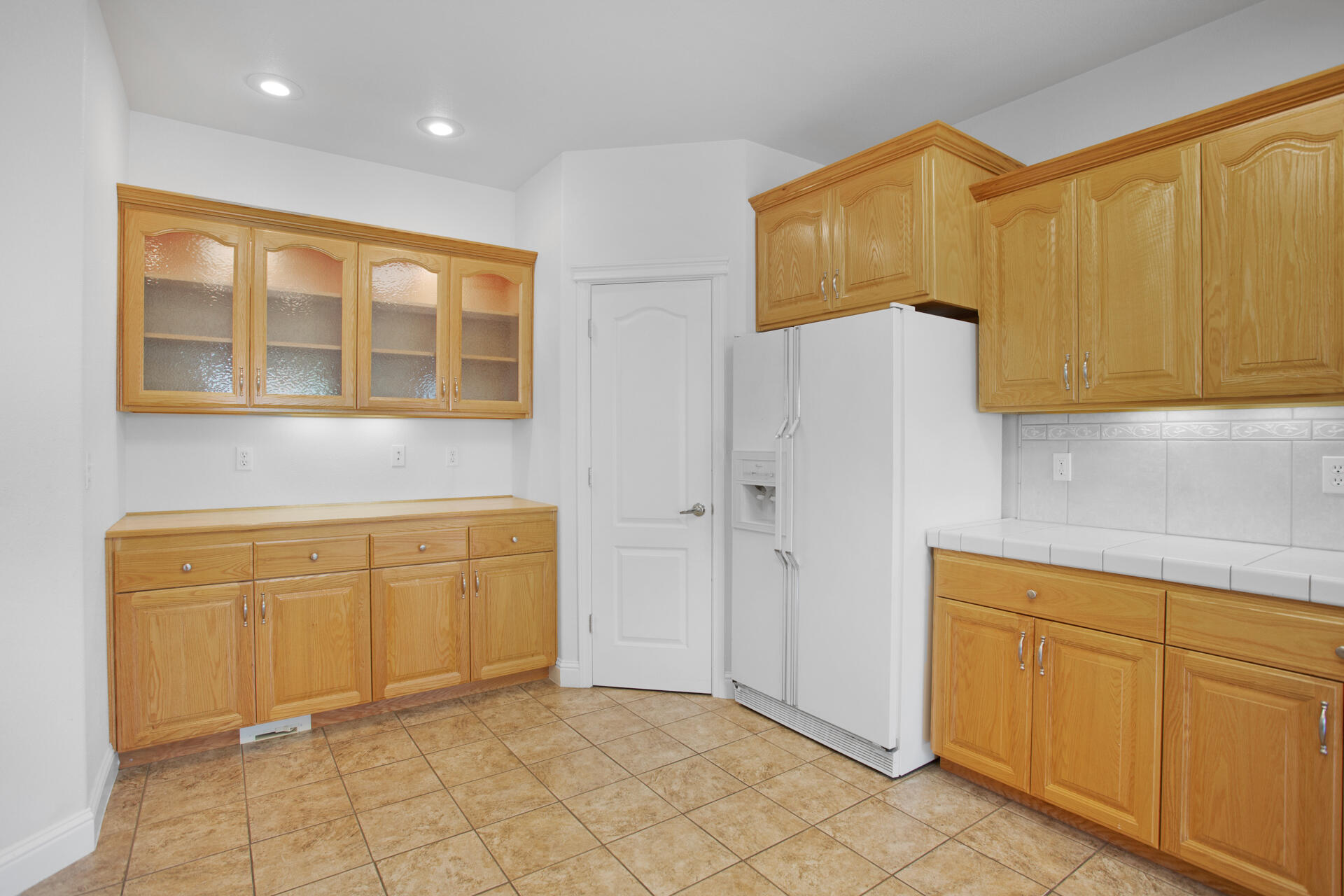 655 Mammoth Path Redding, CA 96003 - Photo 10 of 38 Kitchen