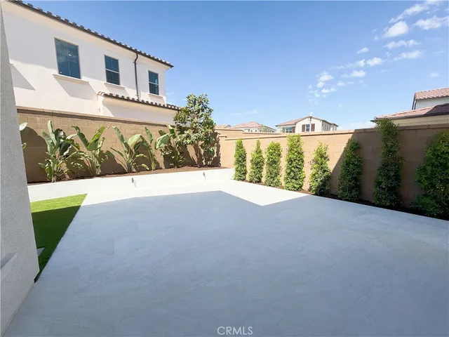 a view of an house with backyard and plants