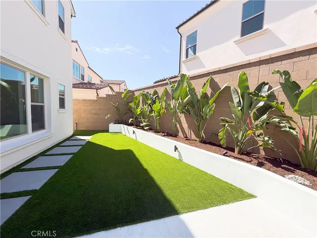 a view of a back yard