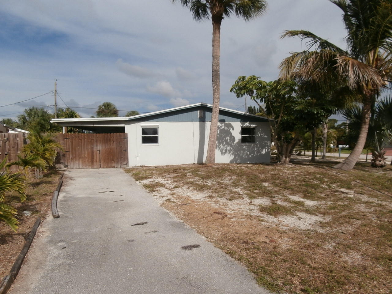 501 Robalo Court Stuart, FL 34996 - Photo 3 of 11 Side view