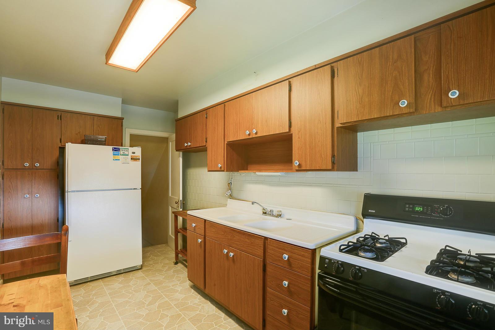 524 Academy Road Catonsville, MD 21228 - Photo 16 of 30 Kitchen