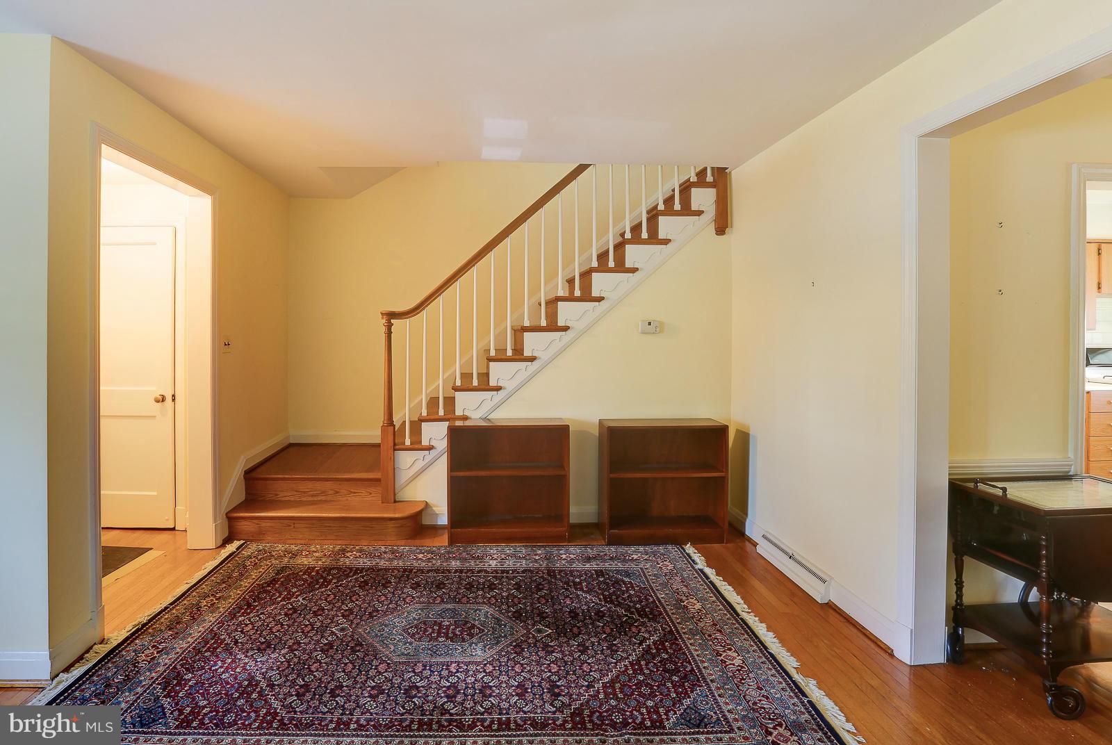 524 Academy Road Catonsville, MD 21228 - Photo 8 of 30 Living Room