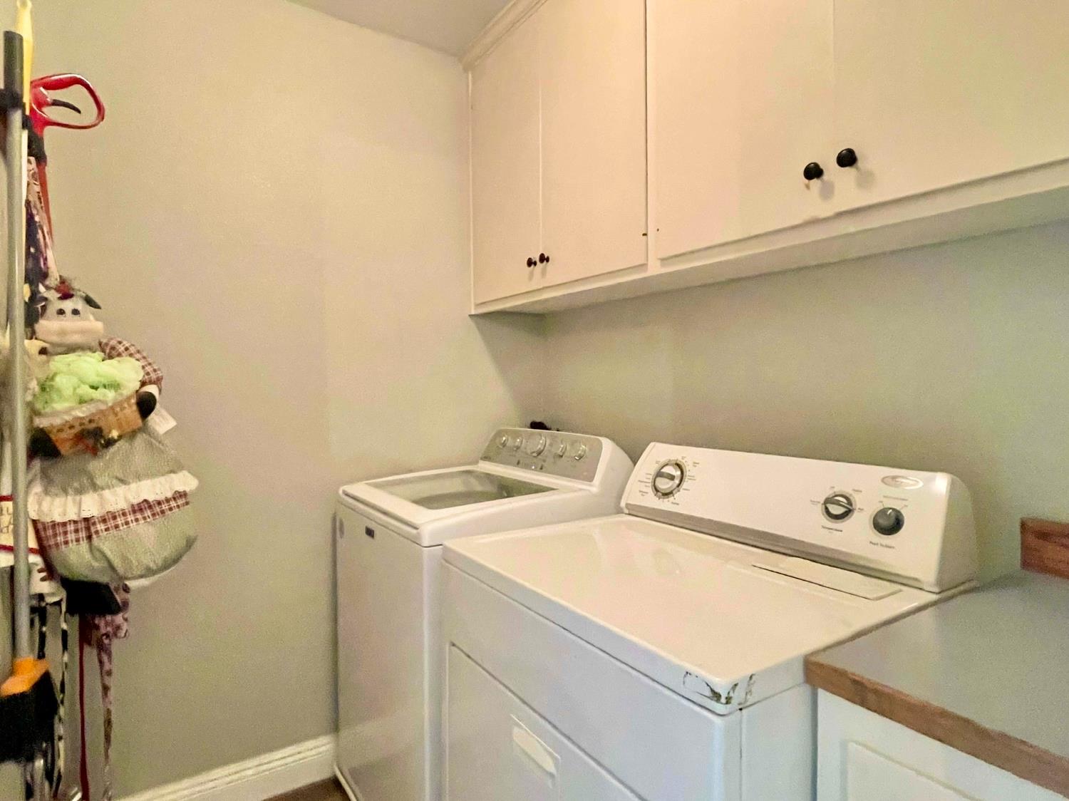 515 Clinton Road Jackson, CA 95642 - Photo 15 of 29 a utility room with dryer and washer