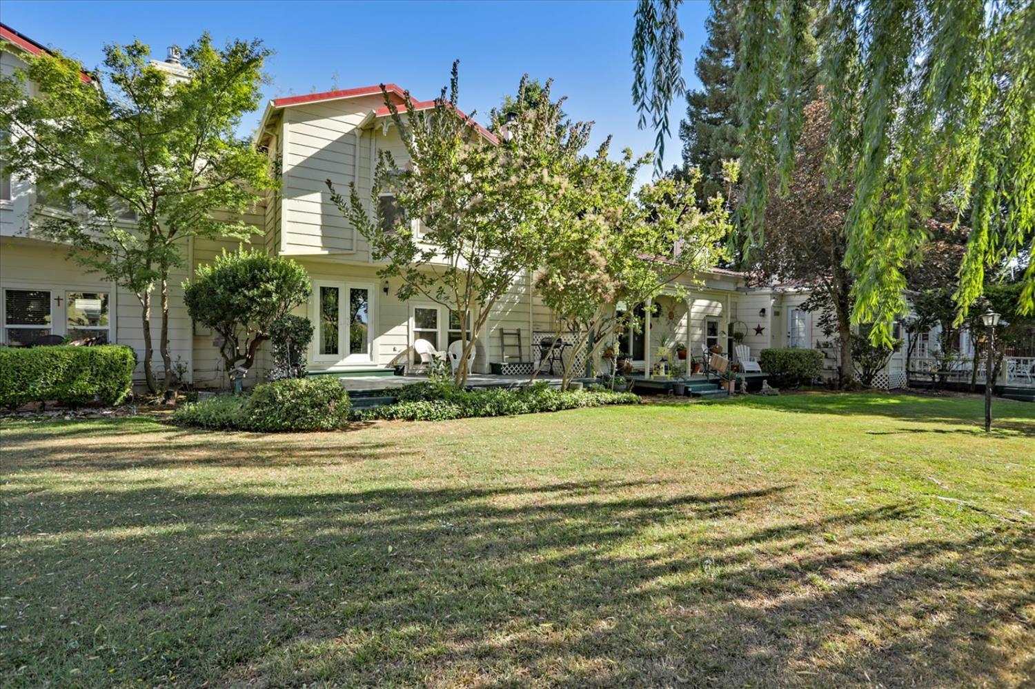 515 Clinton Road Jackson, CA 95642 - Photo 25 of 29 a front view of a house with a yard