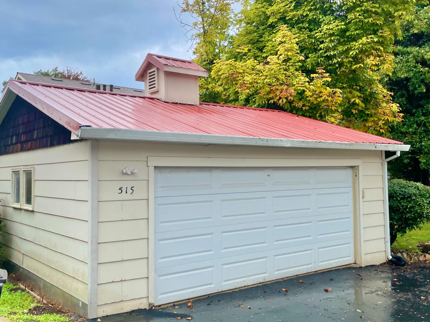 515 Clinton Road Jackson, CA 95642 - Photo 3 of 29 a front view of a house with a garden
