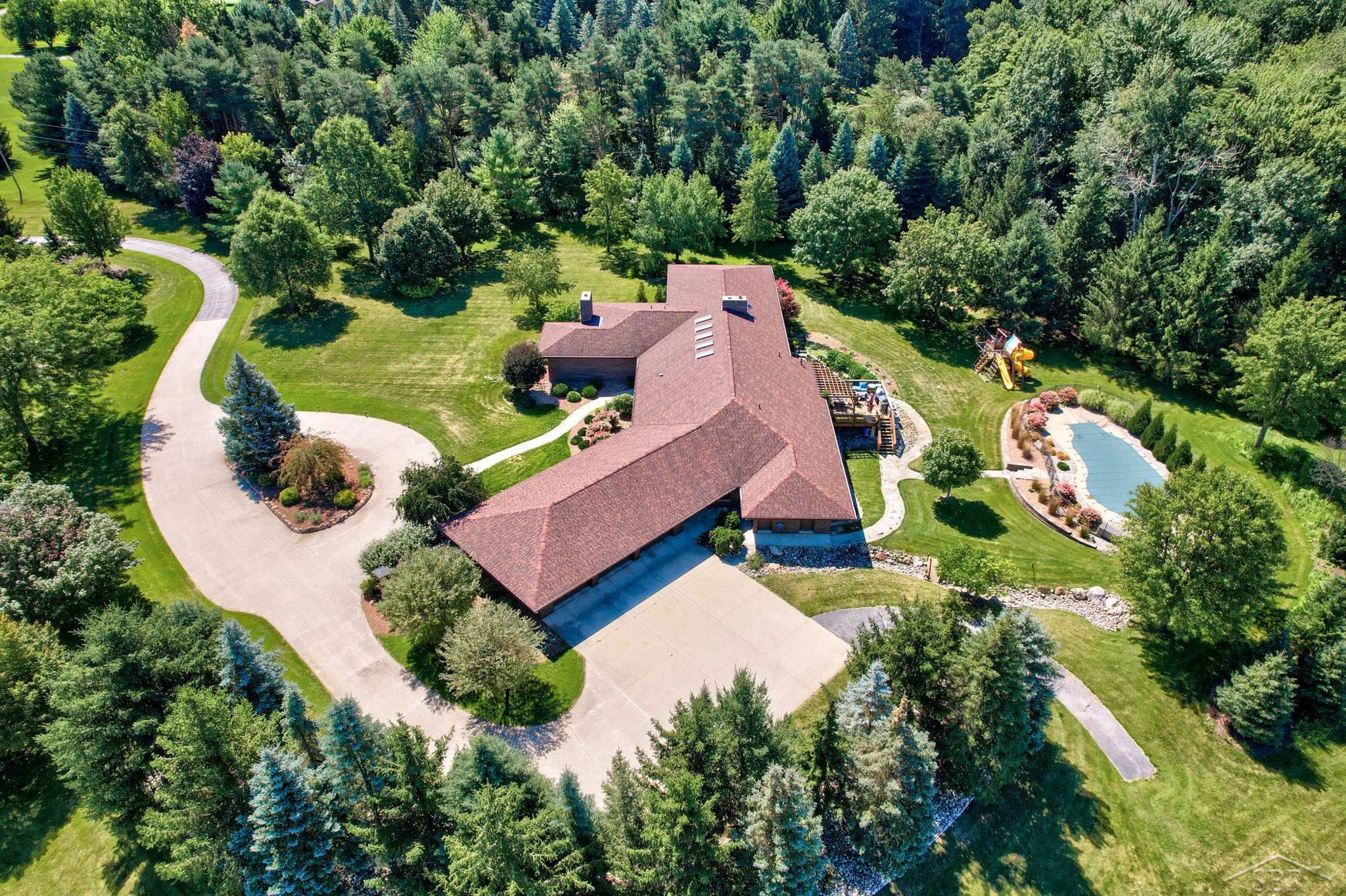 7168 Maple Road Frankenmuth, MI 48734 - Photo 2 of 87 50112220-1.JPG