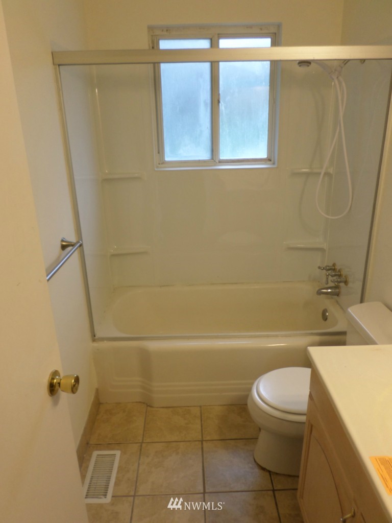 2525 Northeast 25th Street Renton, WA 98056 - Photo 7 of 8