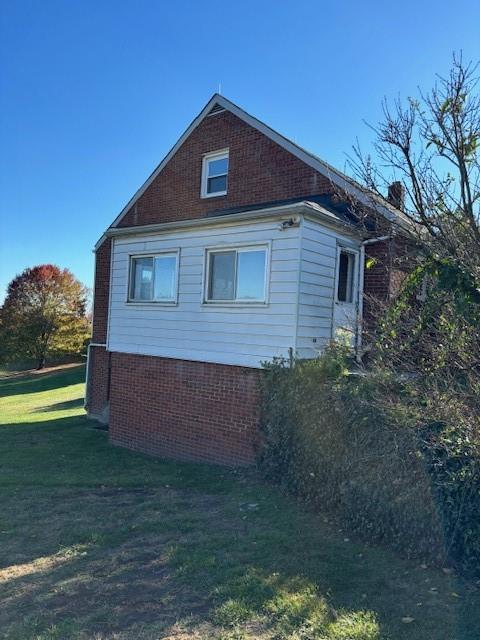 32 Elich Road Burgettstown, PA 15021 - Photo 4 of 48 a front view of a house with garden