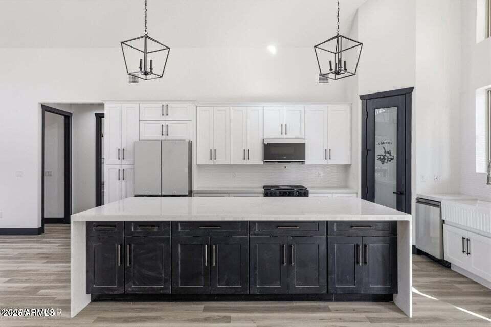 2381 West Bench Road Show Low, AZ 85901 - Photo 13 of 45 a kitchen with stainless steel appliances kitchen island a refrigerator and cabinets