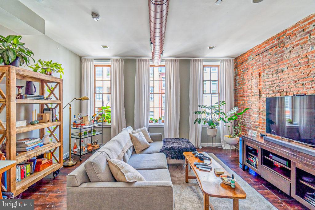 19 North 3rd Street Philadelphia, PA 19106 - Photo 4 of 14 a living room with furniture and a book shelf