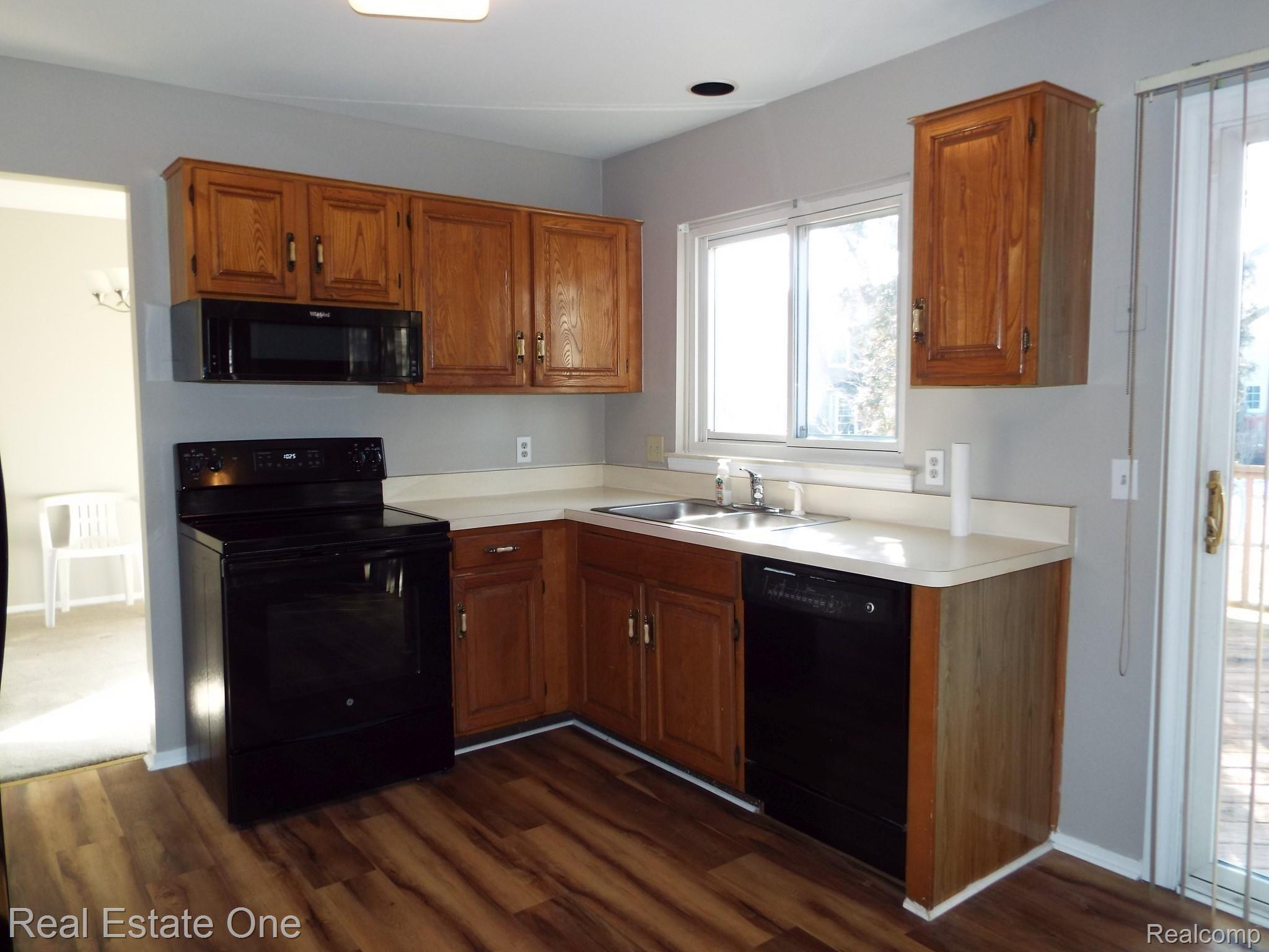 44937 Lemont Road Canton, MI 48187 - Photo 10 of 43 oak kitchen.JPG