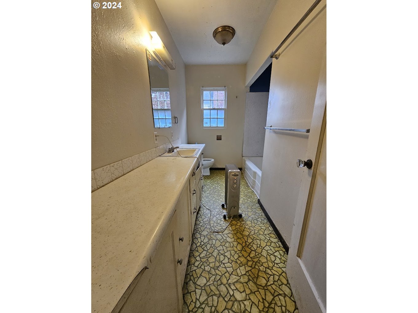 212 North Grant Street Goldendale, WA 98620 - Photo 11 of 15 a very nice looking room with a large window