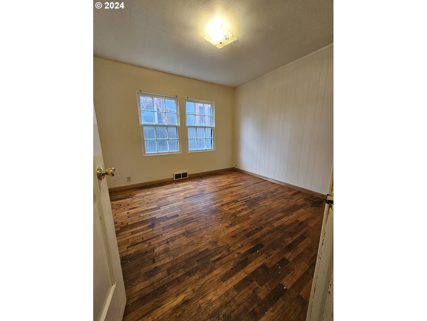212 North Grant Street Goldendale, WA 98620 - Photo 12 of 15 a view of an empty room with a window