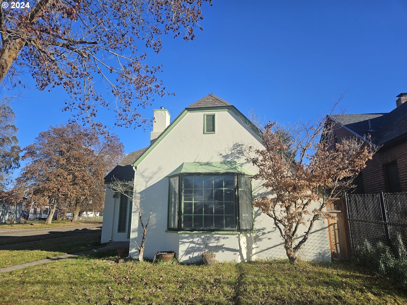 212 North Grant Street Goldendale, WA 98620 - Photo 2 of 15 a front view of a house with large trees