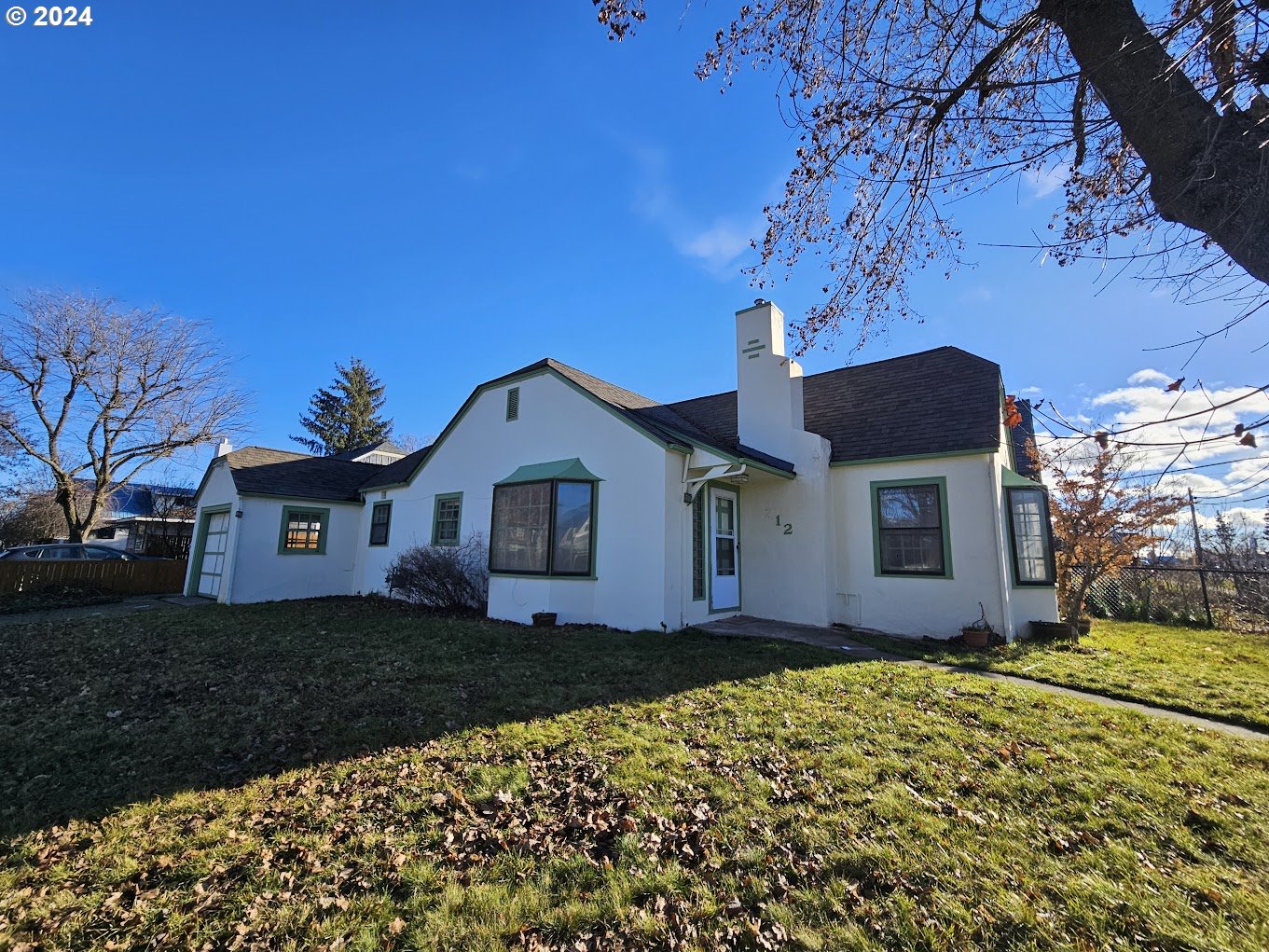 212 North Grant Street Goldendale, WA 98620 - Photo 3 of 15 a front view of a house with a yard