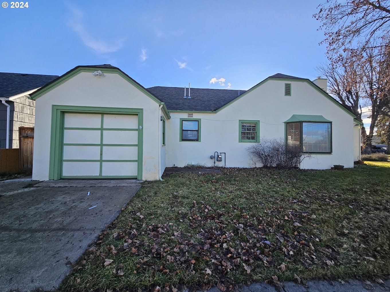 212 North Grant Street Goldendale, WA 98620 - Photo 4 of 15 a front view of a house with a garden and plants