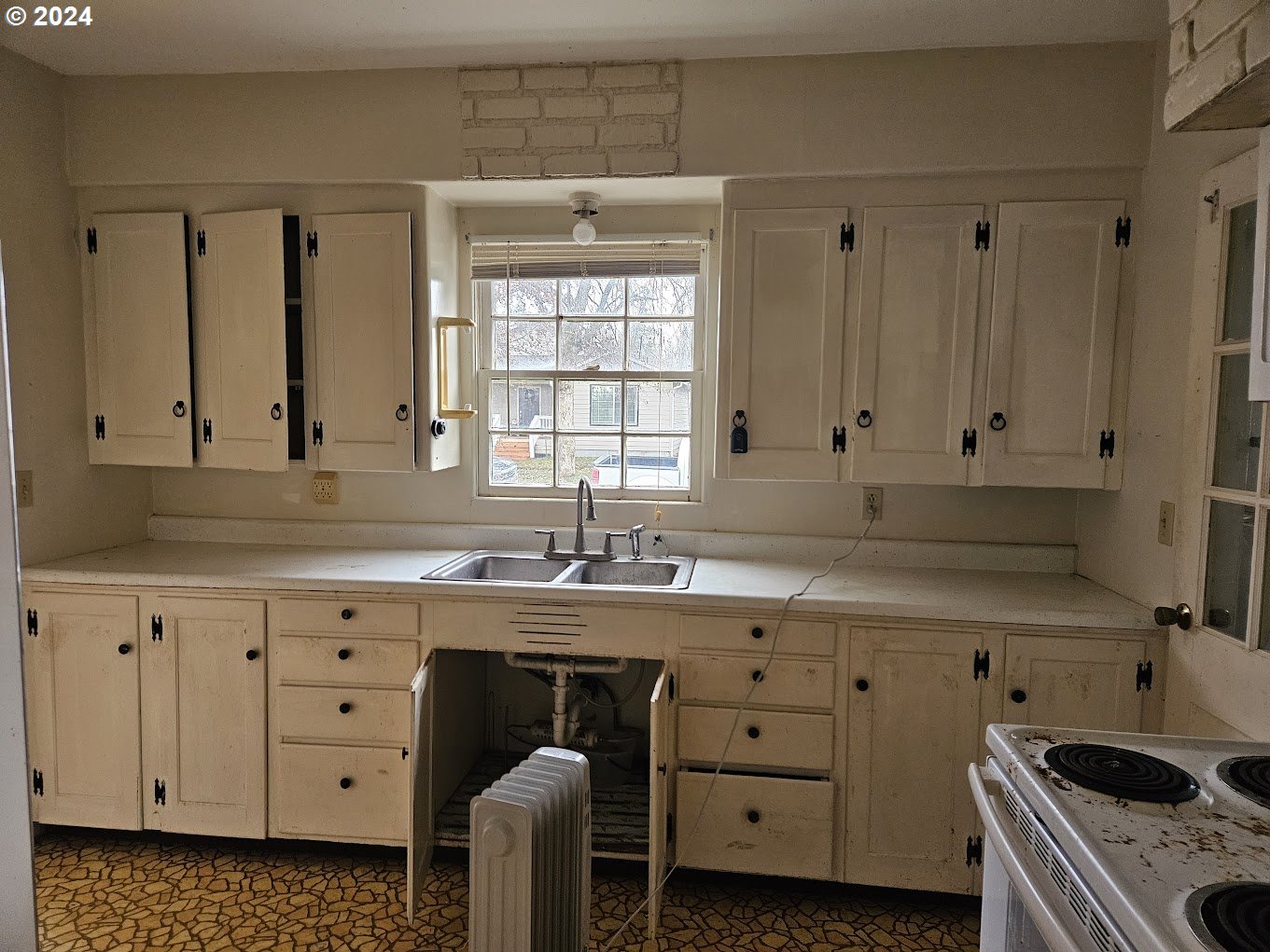 212 North Grant Street Goldendale, WA 98620 - Photo 8 of 15 a kitchen with cabinets appliances a sink and a window