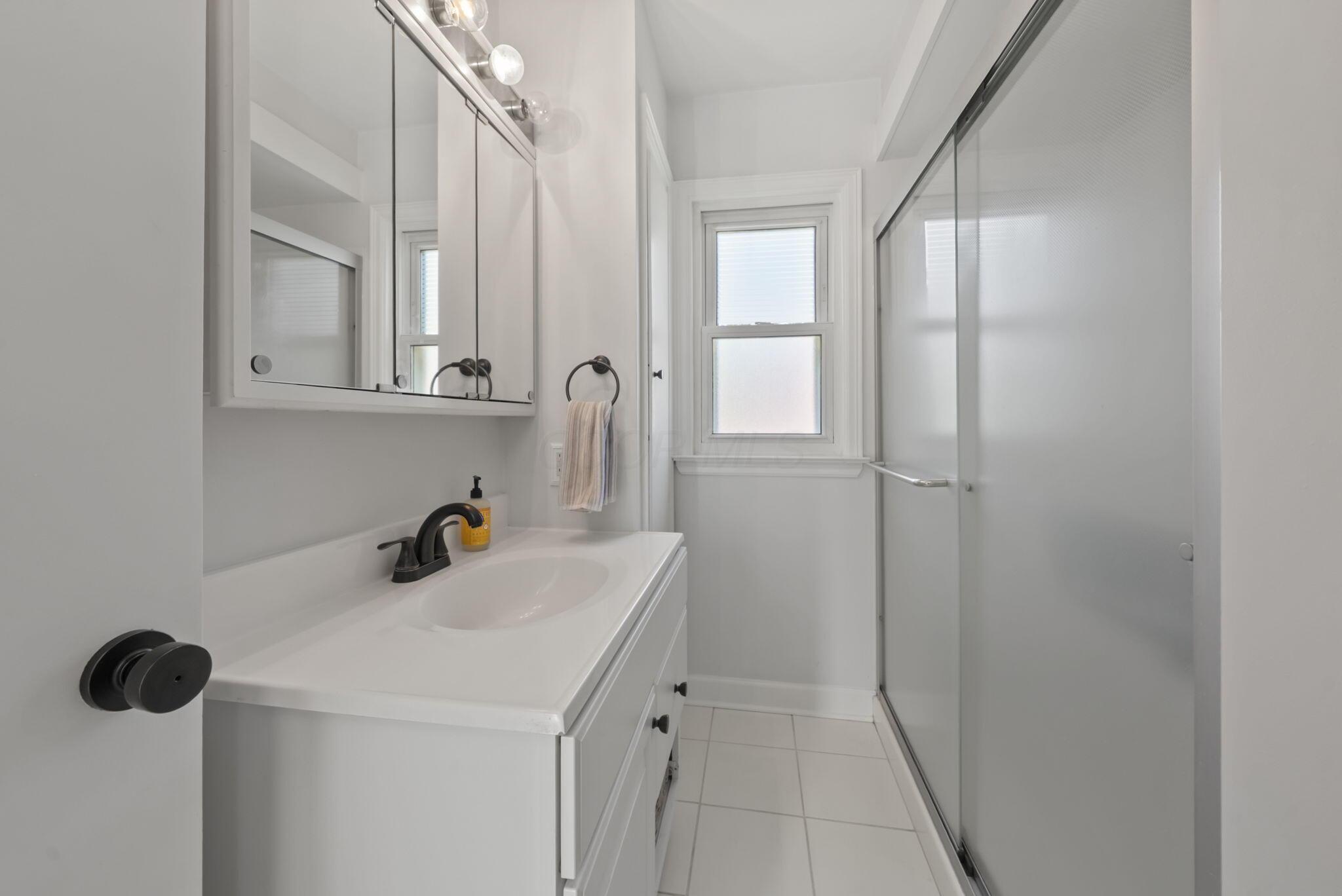 153 Chase Road Columbus, OH 43214 - Photo 15 of 34 Full Bathroom
