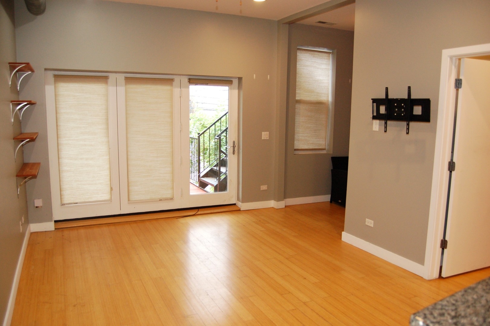 2649 West Haddon Avenue, Unit 2S Chicago, IL 60622 - Photo 7 of 14 a view of an empty room with a window