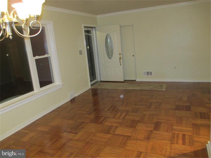 133 Ridgeland Road Wilmington, DE 19803 - Photo 8 of 25 Living Room