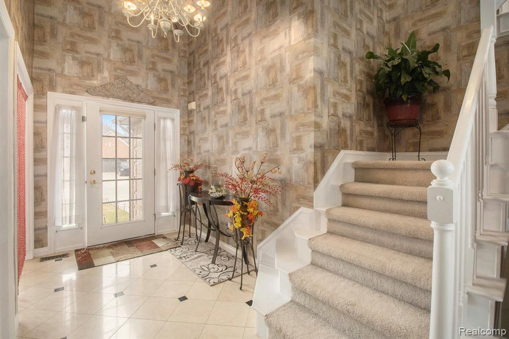 2001 Roundtree Rochester Hills, MI 48307 - Photo 3 of 37