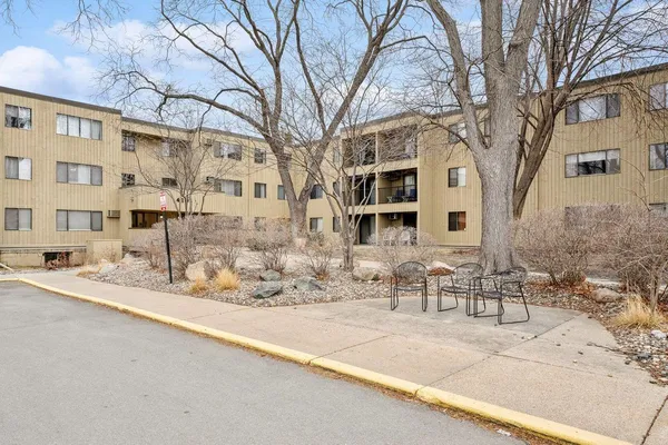 $99,900 | 4101 Parklawn Avenue, Unit 310, Edina, MN 55435