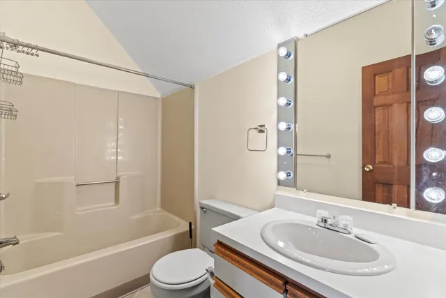 $2,850 | 33 Riverfront Drive, Unit 5, Manchester, NH 03102