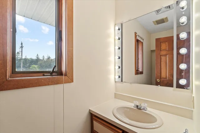 $2,850 | 33 Riverfront Drive, Unit 5, Manchester, NH 03102