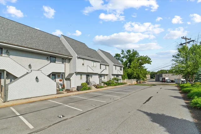 $2,850 | 33 Riverfront Drive, Unit 5, Manchester, NH 03102