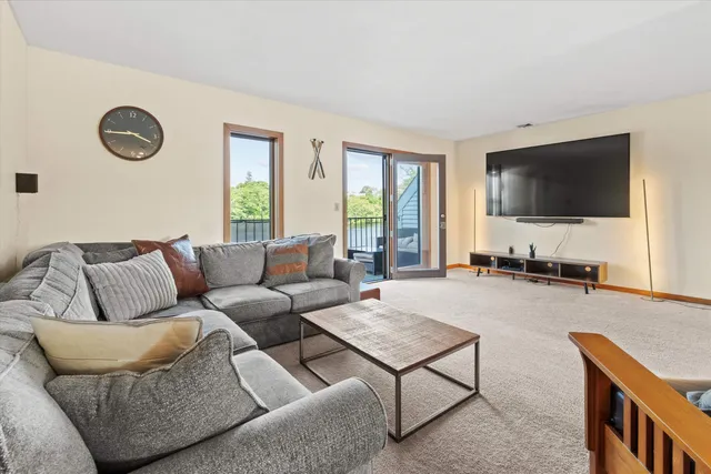 $2,850 | 33 Riverfront Drive, Unit 5, Manchester, NH 03102