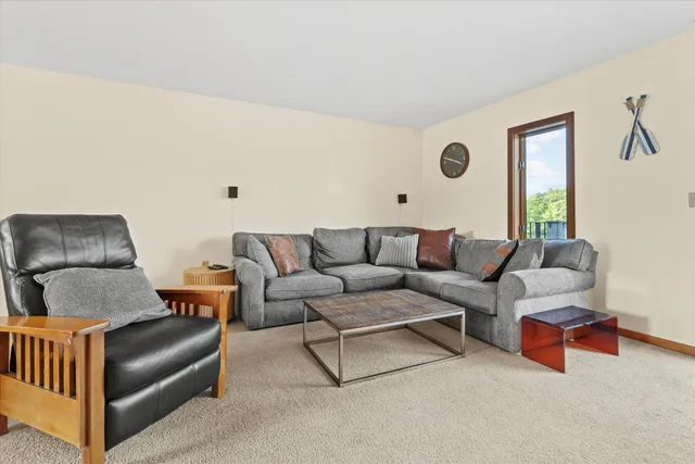 $2,850 | 33 Riverfront Drive, Unit 5, Manchester, NH 03102