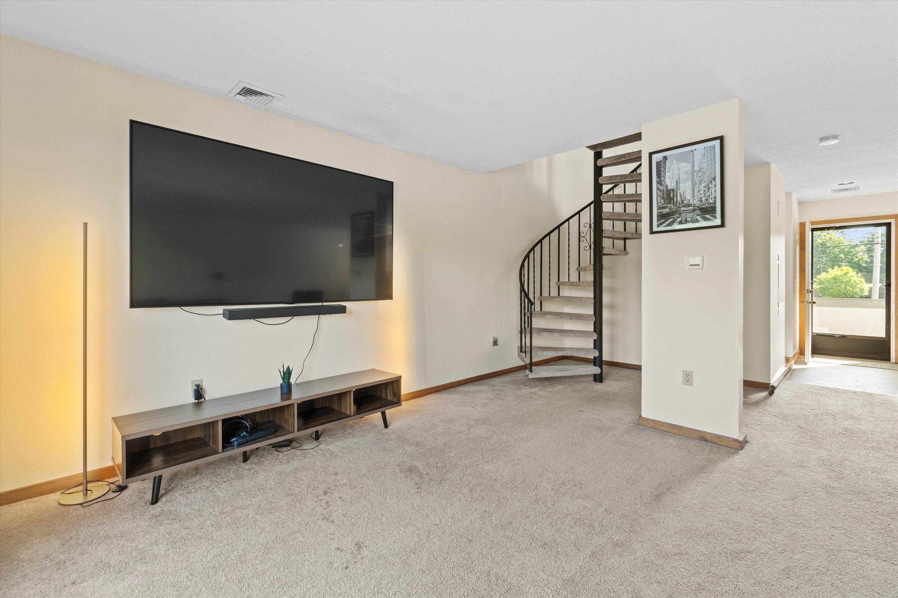 33 Riverfront Drive, Unit 5 Manchester, NH 03102 - Photo 5 of 30