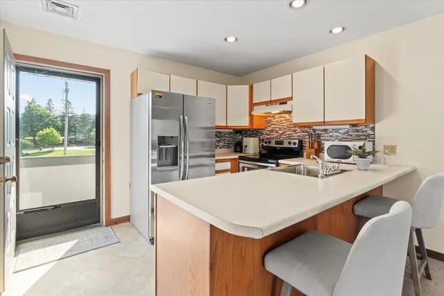 $2,850 | 33 Riverfront Drive, Unit 5, Manchester, NH 03102