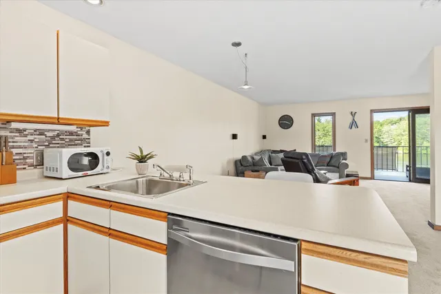 $2,850 | 33 Riverfront Drive, Unit 5, Manchester, NH 03102