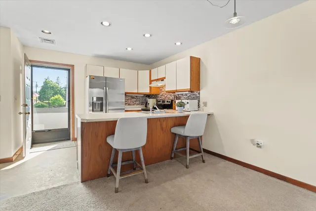 $2,850 | 33 Riverfront Drive, Unit 5, Manchester, NH 03102