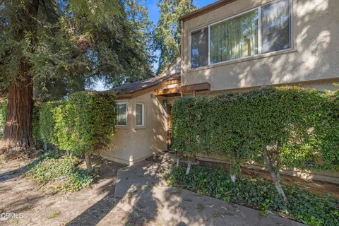 a view of back yard of the house