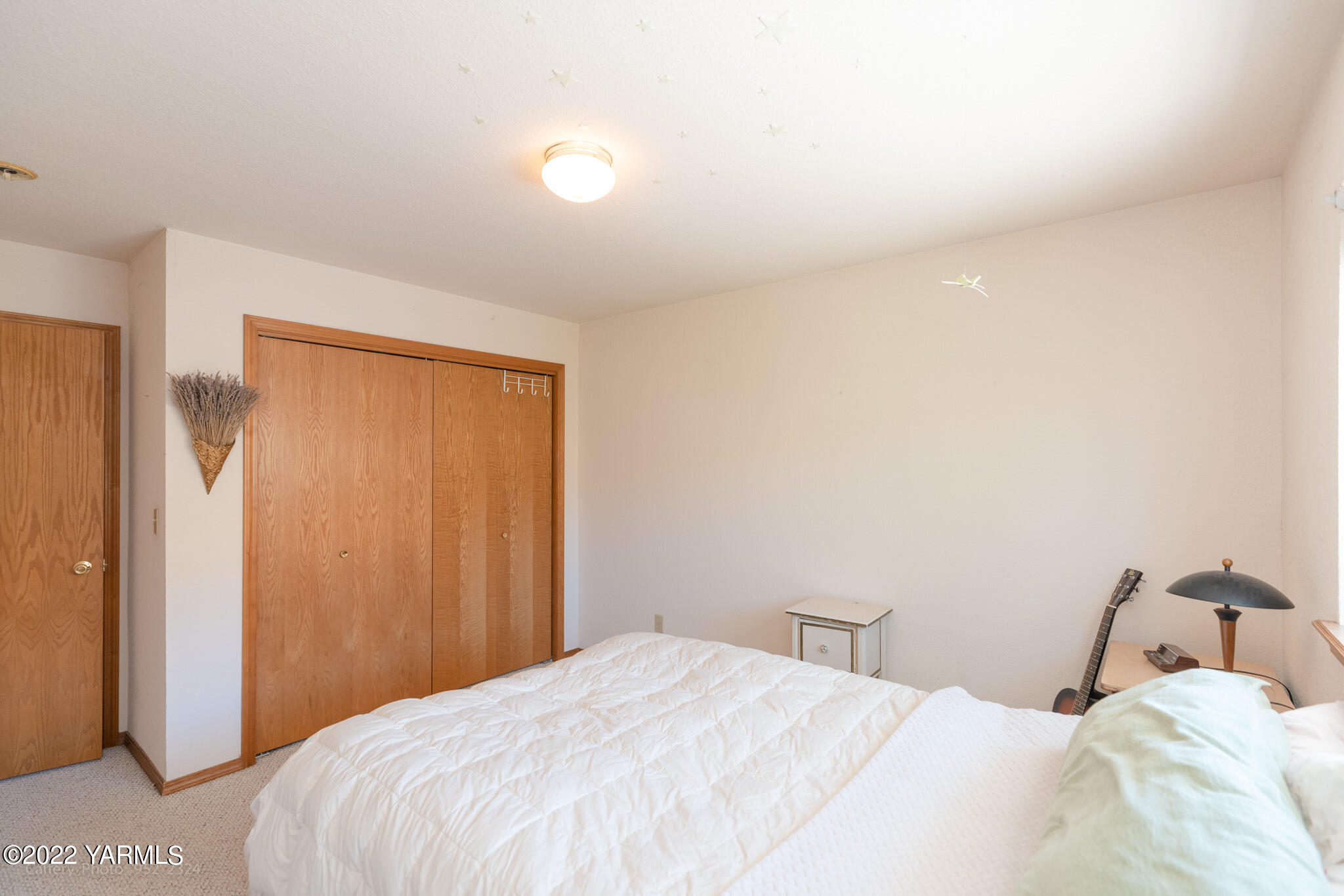 3870 Aaron Road Moxee, WA 98936 - Photo 17 of 33 a bedroom with a bed and a cabinets