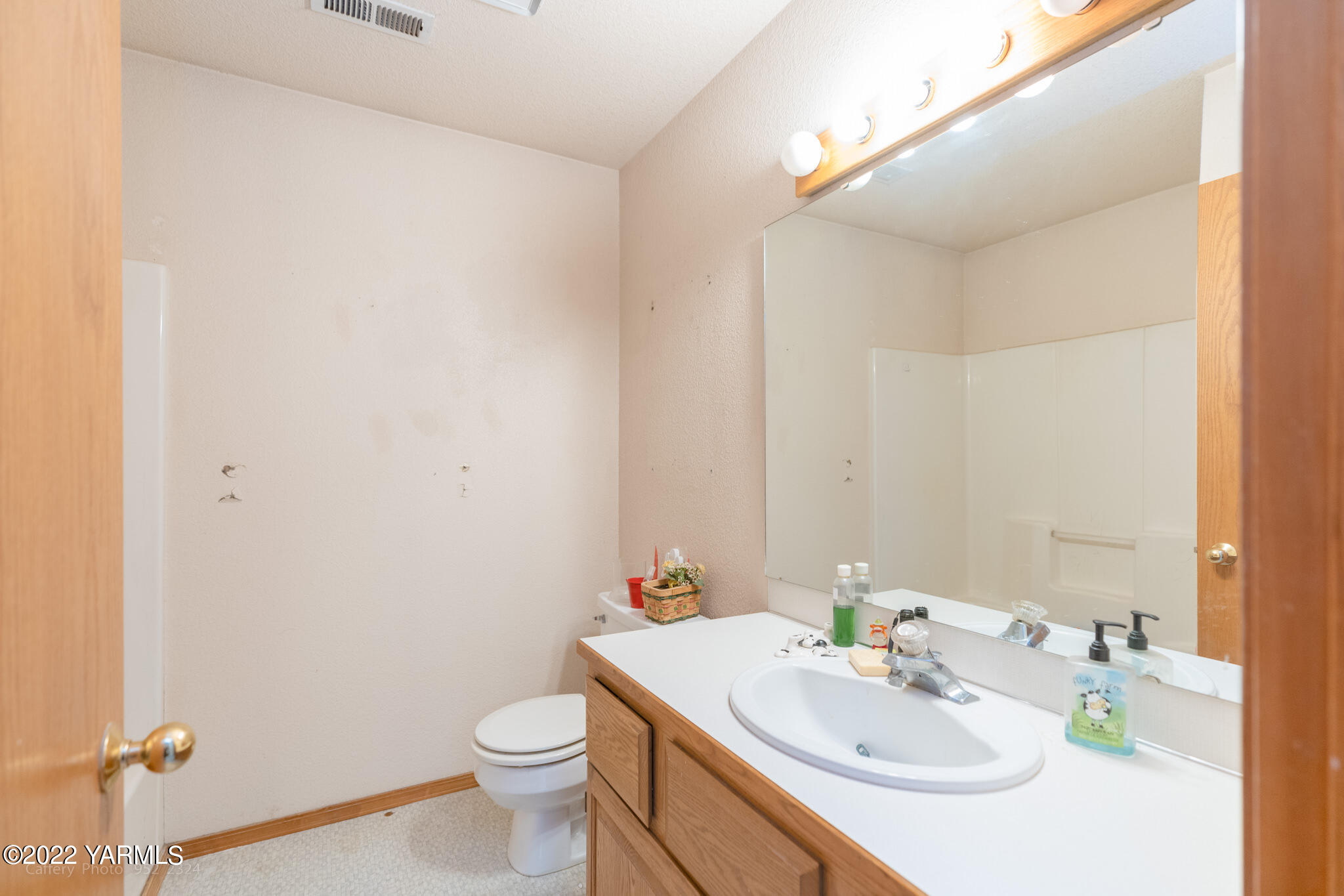 3870 Aaron Road Moxee, WA 98936 - Photo 18 of 33 a bathroom with a sink and a toilet