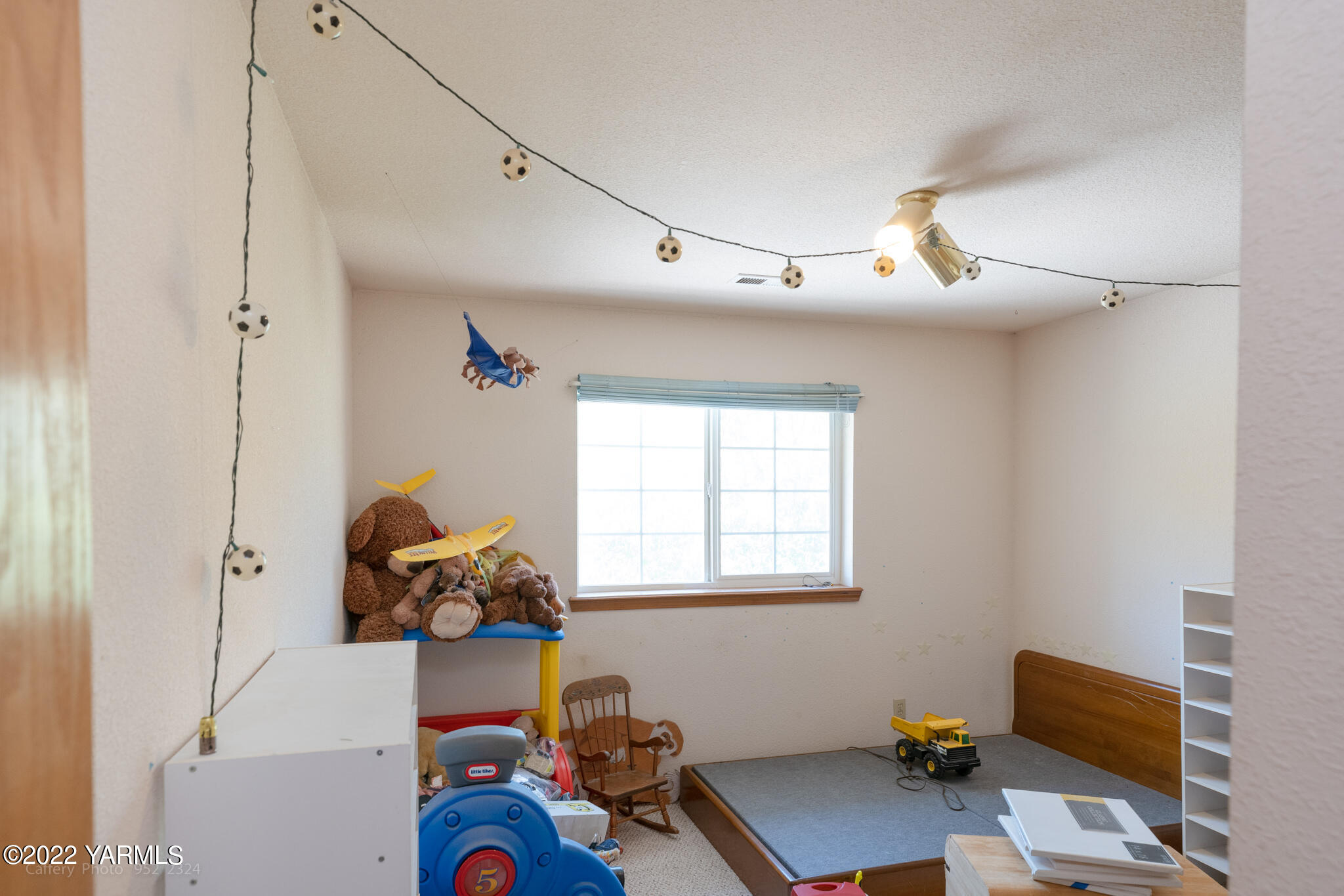 3870 Aaron Road Moxee, WA 98936 - Photo 19 of 33 a room with toys and wooden floor