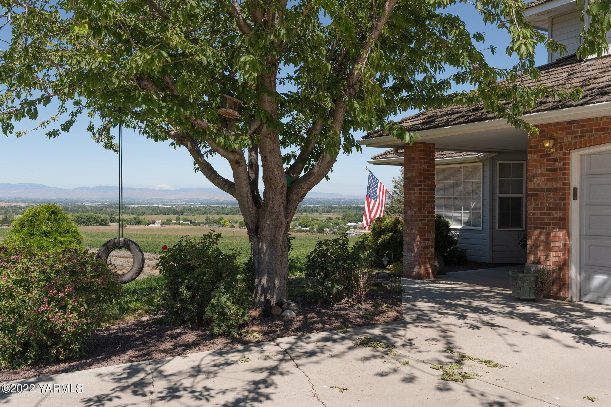 3870 Aaron Road Moxee, WA 98936 - Photo 2 of 33 a front view of a house with garden