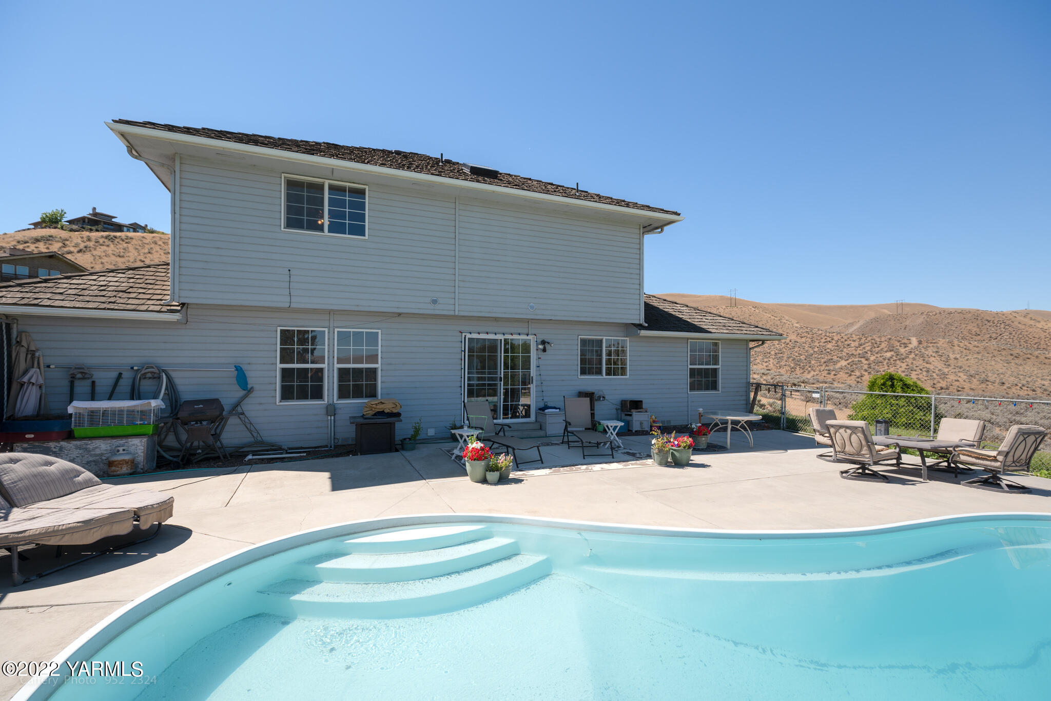 3870 Aaron Road Moxee, WA 98936 - Photo 21 of 33 a view of a house with a outdoor space