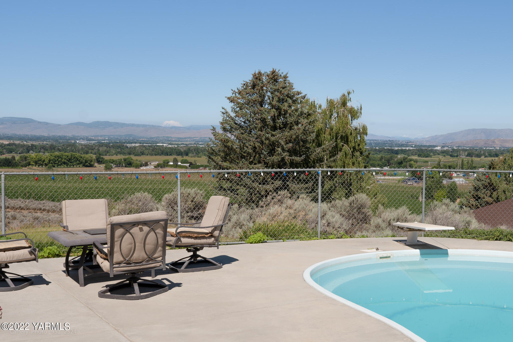 3870 Aaron Road Moxee, WA 98936 - Photo 23 of 33 a view of a lake with a table and chairs