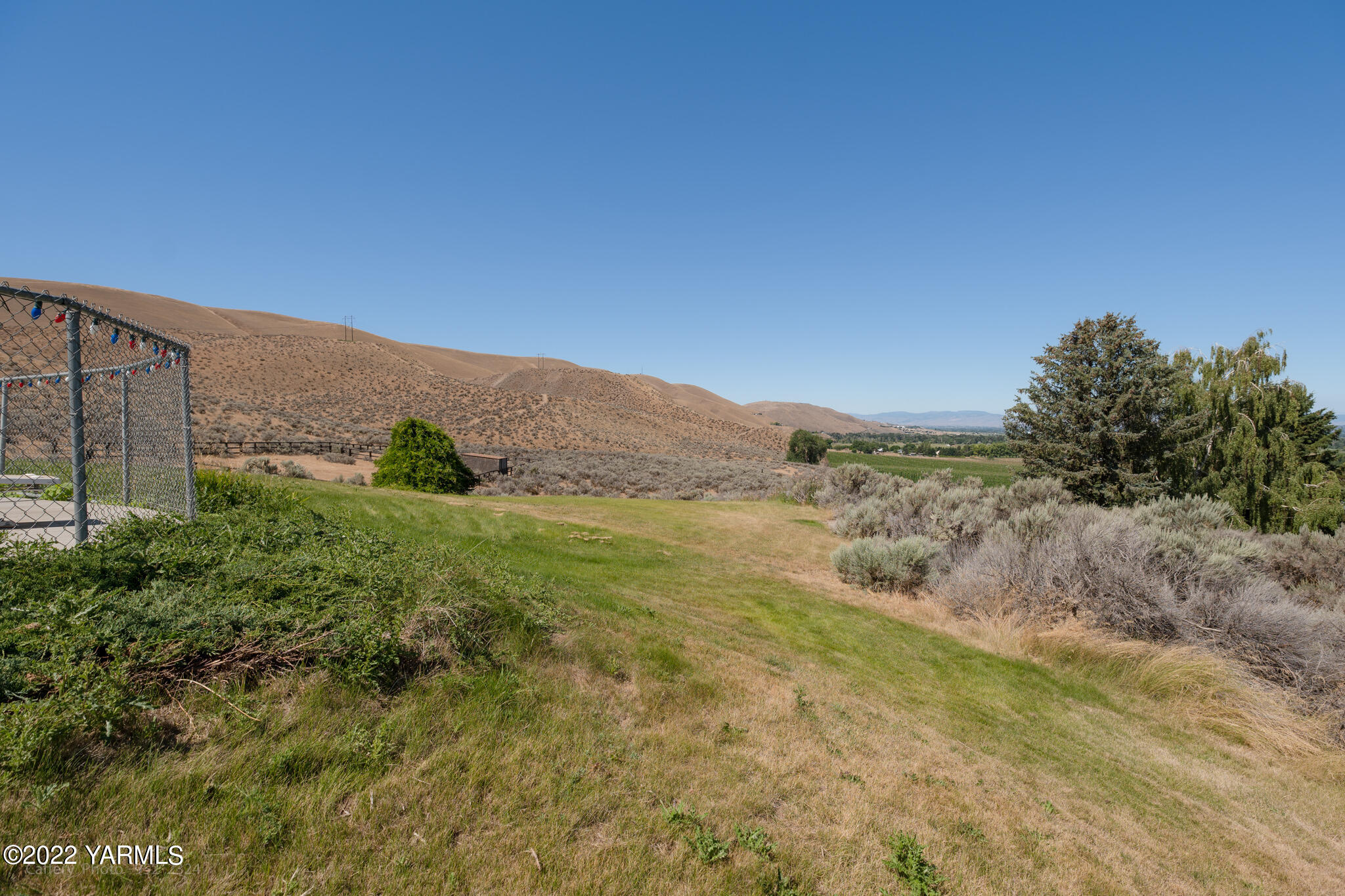 3870 Aaron Road Moxee, WA 98936 - Photo 25 of 33 a view of a field with an ocean